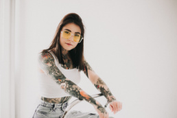 Bytom, Gliwice, Jastrzębie, Katowice, Racibórz, Rybnik, Wodzisław, Zabrze, aesthetic, body, fotograf, fotografia, jeans, kurtka, minimalistyczna, minimalizm, okulary, sesja kobieca, studio, tatuaże, Śląsk, Żory
