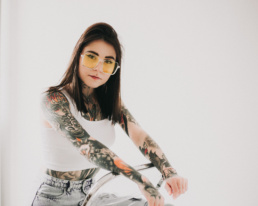 Bytom, Gliwice, Jastrzębie, Katowice, Racibórz, Rybnik, Wodzisław, Zabrze, aesthetic, body, fotograf, fotografia, jeans, kurtka, minimalistyczna, minimalizm, okulary, sesja kobieca, studio, tatuaże, Śląsk, Żory