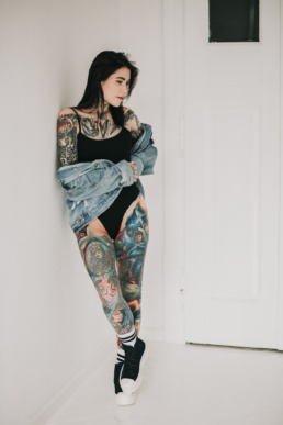 Bytom, Gliwice, Jastrzębie, Katowice, Racibórz, Rybnik, Wodzisław, Zabrze, aesthetic, body, fotograf, fotografia, jeans, kurtka, minimalistyczna, minimalizm, okulary, sesja kobieca, studio, tatuaże, Śląsk, Żory
