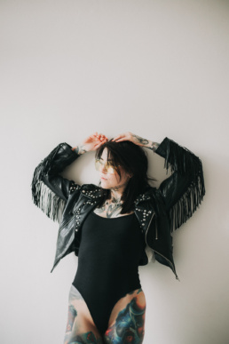 Bytom, Gliwice, Jastrzębie, Katowice, Racibórz, Rybnik, Wodzisław, Zabrze, aesthetic, body, fotograf, fotografia, jeans, kurtka, minimalistyczna, minimalizm, okulary, sesja kobieca, studio, tatuaże, Śląsk, Żory