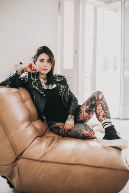 Bytom, Gliwice, Jastrzębie, Katowice, Racibórz, Rybnik, Wodzisław, Zabrze, aesthetic, body, fotograf, fotografia, jeans, kurtka, minimalistyczna, minimalizm, okulary, sesja kobieca, studio, tatuaże, Śląsk, Żory