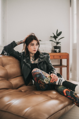 Bytom, Gliwice, Jastrzębie, Katowice, Racibórz, Rybnik, Wodzisław, Zabrze, aesthetic, body, fotograf, fotografia, jeans, kurtka, minimalistyczna, minimalizm, okulary, sesja kobieca, studio, tatuaże, Śląsk, Żory