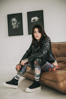 Bytom, Gliwice, Jastrzębie, Katowice, Racibórz, Rybnik, Wodzisław, Zabrze, aesthetic, body, fotograf, fotografia, jeans, kurtka, minimalistyczna, minimalizm, okulary, sesja kobieca, studio, tatuaże, Śląsk, Żory