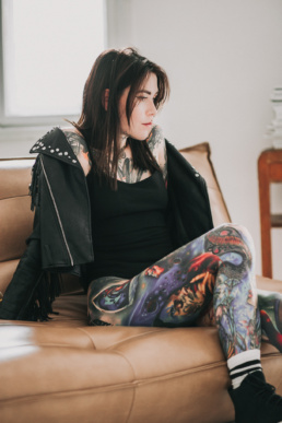 Bytom, Gliwice, Jastrzębie, Katowice, Racibórz, Rybnik, Wodzisław, Zabrze, aesthetic, body, fotograf, fotografia, jeans, kurtka, minimalistyczna, minimalizm, okulary, sesja kobieca, studio, tatuaże, Śląsk, Żory