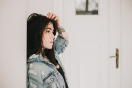 Bytom, Gliwice, Jastrzębie, Katowice, Racibórz, Rybnik, Wodzisław, Zabrze, aesthetic, body, fotograf, fotografia, jeans, kurtka, minimalistyczna, minimalizm, okulary, sesja kobieca, studio, tatuaże, Śląsk, Żory