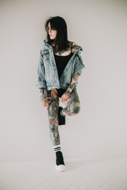 Bytom, Gliwice, Jastrzębie, Katowice, Racibórz, Rybnik, Wodzisław, Zabrze, aesthetic, body, fotograf, fotografia, jeans, kurtka, minimalistyczna, minimalizm, okulary, sesja kobieca, studio, tatuaże, Śląsk, Żory