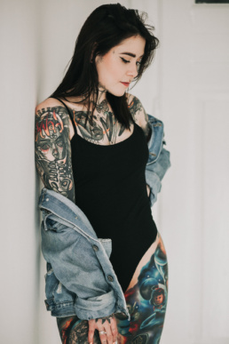 Bytom, Gliwice, Jastrzębie, Katowice, Racibórz, Rybnik, Wodzisław, Zabrze, aesthetic, body, fotograf, fotografia, jeans, kurtka, minimalistyczna, minimalizm, okulary, sesja kobieca, studio, tatuaże, Śląsk, Żory