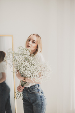 Bytom, Gliwice, Jastrzębie, Katowice, Racibórz, Rybnik, Wodzisław, aesthetic, gipsówka, jeans, kwiaty, marynarka, minimalizm, sesja kobieca, studio, tulipany, Śląsk, Żory