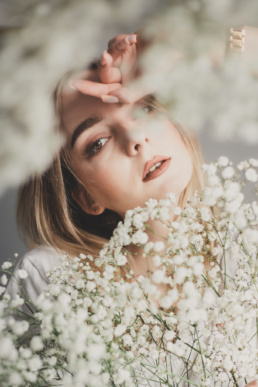 Bytom, Gliwice, Jastrzębie, Katowice, Racibórz, Rybnik, Wodzisław, aesthetic, gipsówka, jeans, kwiaty, marynarka, minimalizm, sesja kobieca, studio, tulipany, Śląsk, Żory