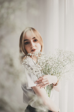 Bytom, Gliwice, Jastrzębie, Katowice, Racibórz, Rybnik, Wodzisław, aesthetic, gipsówka, jeans, kwiaty, marynarka, minimalizm, sesja kobieca, studio, tulipany, Śląsk, Żory