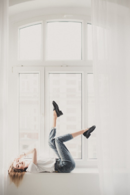 Bytom, Gliwice, Jastrzębie, Katowice, Racibórz, Rybnik, Wodzisław, aesthetic, gipsówka, jeans, kwiaty, marynarka, minimalizm, sesja kobieca, studio, tulipany, Śląsk, Żory
