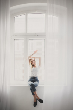 Bytom, Gliwice, Jastrzębie, Katowice, Racibórz, Rybnik, Wodzisław, aesthetic, gipsówka, jeans, kwiaty, marynarka, minimalizm, sesja kobieca, studio, tulipany, Śląsk, Żory