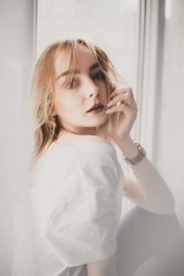 Bytom, Gliwice, Jastrzębie, Katowice, Racibórz, Rybnik, Wodzisław, aesthetic, gipsówka, jeans, kwiaty, marynarka, minimalizm, sesja kobieca, studio, tulipany, Śląsk, Żory