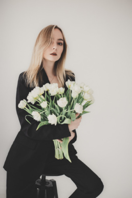 Bytom, Gliwice, Jastrzębie, Katowice, Racibórz, Rybnik, Wodzisław, aesthetic, gipsówka, jeans, kwiaty, marynarka, minimalizm, sesja kobieca, studio, tulipany, Śląsk, Żory