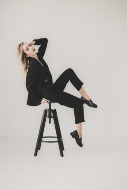Bytom, Gliwice, Jastrzębie, Katowice, Racibórz, Rybnik, Wodzisław, aesthetic, gipsówka, jeans, kwiaty, marynarka, minimalizm, sesja kobieca, studio, tulipany, Śląsk, Żory