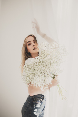 Bytom, Gliwice, Jastrzębie, Katowice, Racibórz, Rybnik, Wodzisław, aesthetic, gipsówka, jeans, kwiaty, marynarka, minimalizm, sesja kobieca, studio, tulipany, Śląsk, Żory