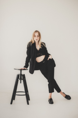 Bytom, Gliwice, Jastrzębie, Katowice, Racibórz, Rybnik, Wodzisław, aesthetic, gipsówka, jeans, kwiaty, marynarka, minimalizm, sesja kobieca, studio, tulipany, Śląsk, Żory