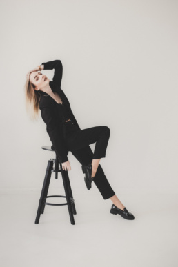 Bytom, Gliwice, Jastrzębie, Katowice, Racibórz, Rybnik, Wodzisław, aesthetic, gipsówka, jeans, kwiaty, marynarka, minimalizm, sesja kobieca, studio, tulipany, Śląsk, Żory