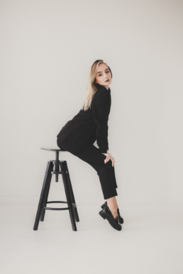 Bytom, Gliwice, Jastrzębie, Katowice, Racibórz, Rybnik, Wodzisław, aesthetic, gipsówka, jeans, kwiaty, marynarka, minimalizm, sesja kobieca, studio, tulipany, Śląsk, Żory