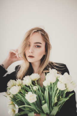 Bytom, Gliwice, Jastrzębie, Katowice, Racibórz, Rybnik, Wodzisław, aesthetic, gipsówka, jeans, kwiaty, marynarka, minimalizm, sesja kobieca, studio, tulipany, Śląsk, Żory