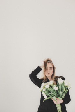 Bytom, Gliwice, Jastrzębie, Katowice, Racibórz, Rybnik, Wodzisław, aesthetic, gipsówka, jeans, kwiaty, marynarka, minimalizm, sesja kobieca, studio, tulipany, Śląsk, Żory
