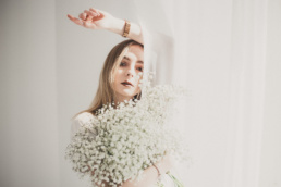 Bytom, Gliwice, Jastrzębie, Katowice, Racibórz, Rybnik, Wodzisław, aesthetic, gipsówka, jeans, kwiaty, marynarka, minimalizm, sesja kobieca, studio, tulipany, Śląsk, Żory