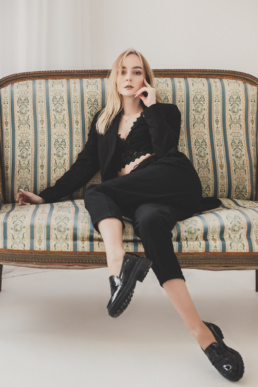 Bytom, Gliwice, Jastrzębie, Katowice, Racibórz, Rybnik, Wodzisław, aesthetic, gipsówka, jeans, kwiaty, marynarka, minimalizm, sesja kobieca, studio, tulipany, Śląsk, Żory