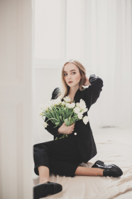 Bytom, Gliwice, Jastrzębie, Katowice, Racibórz, Rybnik, Wodzisław, aesthetic, gipsówka, jeans, kwiaty, marynarka, minimalizm, sesja kobieca, studio, tulipany, Śląsk, Żory