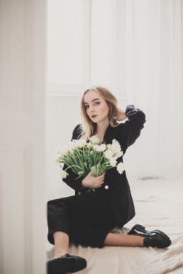Bytom, Gliwice, Jastrzębie, Katowice, Racibórz, Rybnik, Wodzisław, aesthetic, gipsówka, jeans, kwiaty, marynarka, minimalizm, sesja kobieca, studio, tulipany, Śląsk, Żory