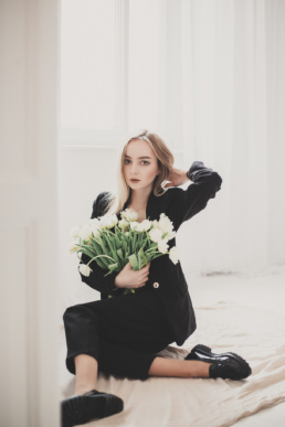 Bytom, Gliwice, Jastrzębie, Katowice, Racibórz, Rybnik, Wodzisław, aesthetic, gipsówka, jeans, kwiaty, marynarka, minimalizm, sesja kobieca, studio, tulipany, Śląsk, Żory