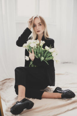 Bytom, Gliwice, Jastrzębie, Katowice, Racibórz, Rybnik, Wodzisław, aesthetic, gipsówka, jeans, kwiaty, marynarka, minimalizm, sesja kobieca, studio, tulipany, Śląsk, Żory