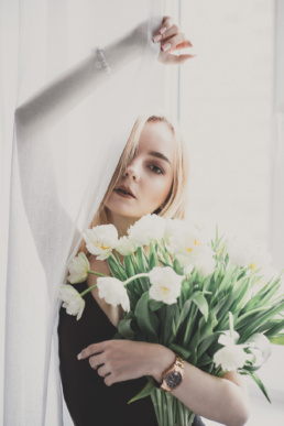 Bytom, Gliwice, Jastrzębie, Katowice, Racibórz, Rybnik, Wodzisław, aesthetic, gipsówka, jeans, kwiaty, marynarka, minimalizm, sesja kobieca, studio, tulipany, Śląsk, Żory