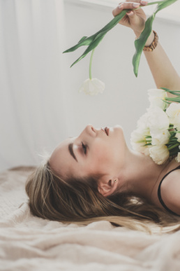 Bytom, Gliwice, Jastrzębie, Katowice, Racibórz, Rybnik, Wodzisław, aesthetic, gipsówka, jeans, kwiaty, marynarka, minimalizm, sesja kobieca, studio, tulipany, Śląsk, Żory