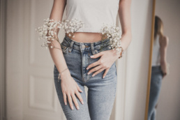 Bytom, Gliwice, Jastrzębie, Katowice, Racibórz, Rybnik, Wodzisław, aesthetic, gipsówka, jeans, kwiaty, marynarka, minimalizm, sesja kobieca, studio, tulipany, Śląsk, Żory