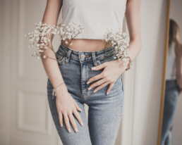 Bytom, Gliwice, Jastrzębie, Katowice, Racibórz, Rybnik, Wodzisław, aesthetic, gipsówka, jeans, kwiaty, marynarka, minimalizm, sesja kobieca, studio, tulipany, Śląsk, Żory