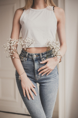 Bytom, Gliwice, Jastrzębie, Katowice, Racibórz, Rybnik, Wodzisław, aesthetic, gipsówka, jeans, kwiaty, marynarka, minimalizm, sesja kobieca, studio, tulipany, Śląsk, Żory