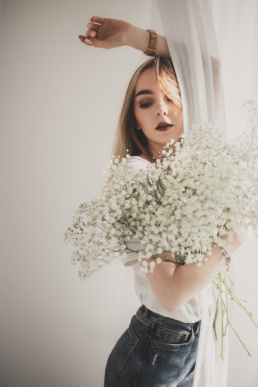 Bytom, Gliwice, Jastrzębie, Katowice, Racibórz, Rybnik, Wodzisław, aesthetic, gipsówka, jeans, kwiaty, marynarka, minimalizm, sesja kobieca, studio, tulipany, Śląsk, Żory