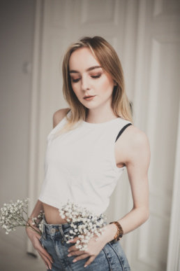 Bytom, Gliwice, Jastrzębie, Katowice, Racibórz, Rybnik, Wodzisław, aesthetic, gipsówka, jeans, kwiaty, marynarka, minimalizm, sesja kobieca, studio, tulipany, Śląsk, Żory