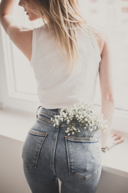 Bytom, Gliwice, Jastrzębie, Katowice, Racibórz, Rybnik, Wodzisław, aesthetic, gipsówka, jeans, kwiaty, marynarka, minimalizm, sesja kobieca, studio, tulipany, Śląsk, Żory