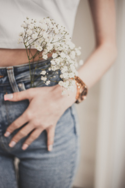 Bytom, Gliwice, Jastrzębie, Katowice, Racibórz, Rybnik, Wodzisław, aesthetic, gipsówka, jeans, kwiaty, marynarka, minimalizm, sesja kobieca, studio, tulipany, Śląsk, Żory