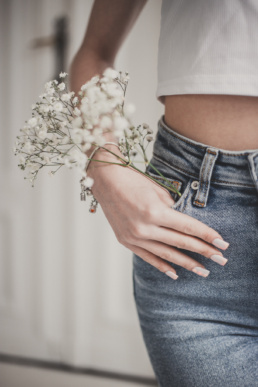 Bytom, Gliwice, Jastrzębie, Katowice, Racibórz, Rybnik, Wodzisław, aesthetic, gipsówka, jeans, kwiaty, marynarka, minimalizm, sesja kobieca, studio, tulipany, Śląsk, Żory
