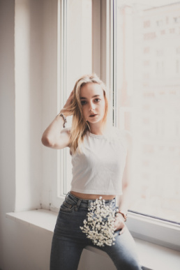 Bytom, Gliwice, Jastrzębie, Katowice, Racibórz, Rybnik, Wodzisław, aesthetic, gipsówka, jeans, kwiaty, marynarka, minimalizm, sesja kobieca, studio, tulipany, Śląsk, Żory