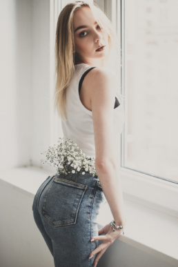 Bytom, Gliwice, Jastrzębie, Katowice, Racibórz, Rybnik, Wodzisław, aesthetic, gipsówka, jeans, kwiaty, marynarka, minimalizm, sesja kobieca, studio, tulipany, Śląsk, Żory
