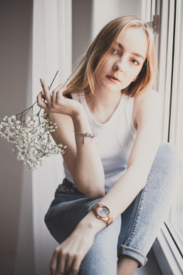 Bytom, Gliwice, Jastrzębie, Katowice, Racibórz, Rybnik, Wodzisław, aesthetic, gipsówka, jeans, kwiaty, marynarka, minimalizm, sesja kobieca, studio, tulipany, Śląsk, Żory