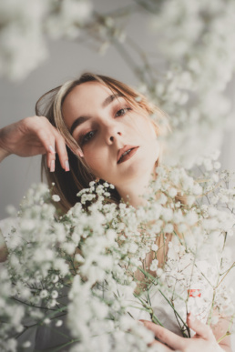 Bytom, Gliwice, Jastrzębie, Katowice, Racibórz, Rybnik, Wodzisław, aesthetic, gipsówka, jeans, kwiaty, marynarka, minimalizm, sesja kobieca, studio, tulipany, Śląsk, Żory