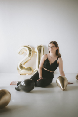 21, Bytom, Gliwice, Jastrzębie, Katowice, Racibórz, Rybnik, Wodzisław, aesthetic, balony, fotograf, fotografia, jasna, jeans, prezent, sesja kobieca, studio, sukienka, tort, urodziny, Śląsk, Żory