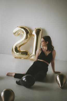 21, Bytom, Gliwice, Jastrzębie, Katowice, Racibórz, Rybnik, Wodzisław, aesthetic, balony, fotograf, fotografia, jasna, jeans, prezent, sesja kobieca, studio, sukienka, tort, urodziny, Śląsk, Żory