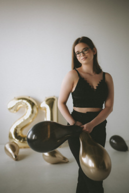 21, Bytom, Gliwice, Jastrzębie, Katowice, Racibórz, Rybnik, Wodzisław, aesthetic, balony, fotograf, fotografia, jasna, jeans, prezent, sesja kobieca, studio, sukienka, tort, urodziny, Śląsk, Żory