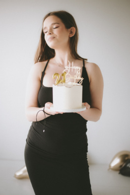21, Bytom, Gliwice, Jastrzębie, Katowice, Racibórz, Rybnik, Wodzisław, aesthetic, balony, fotograf, fotografia, jasna, jeans, prezent, sesja kobieca, studio, sukienka, tort, urodziny, Śląsk, Żory