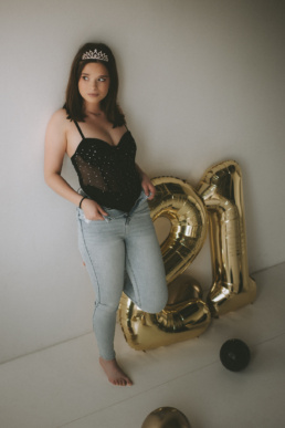 21, Bytom, Gliwice, Jastrzębie, Katowice, Racibórz, Rybnik, Wodzisław, aesthetic, balony, fotograf, fotografia, jasna, jeans, prezent, sesja kobieca, studio, sukienka, tort, urodziny, Śląsk, Żory